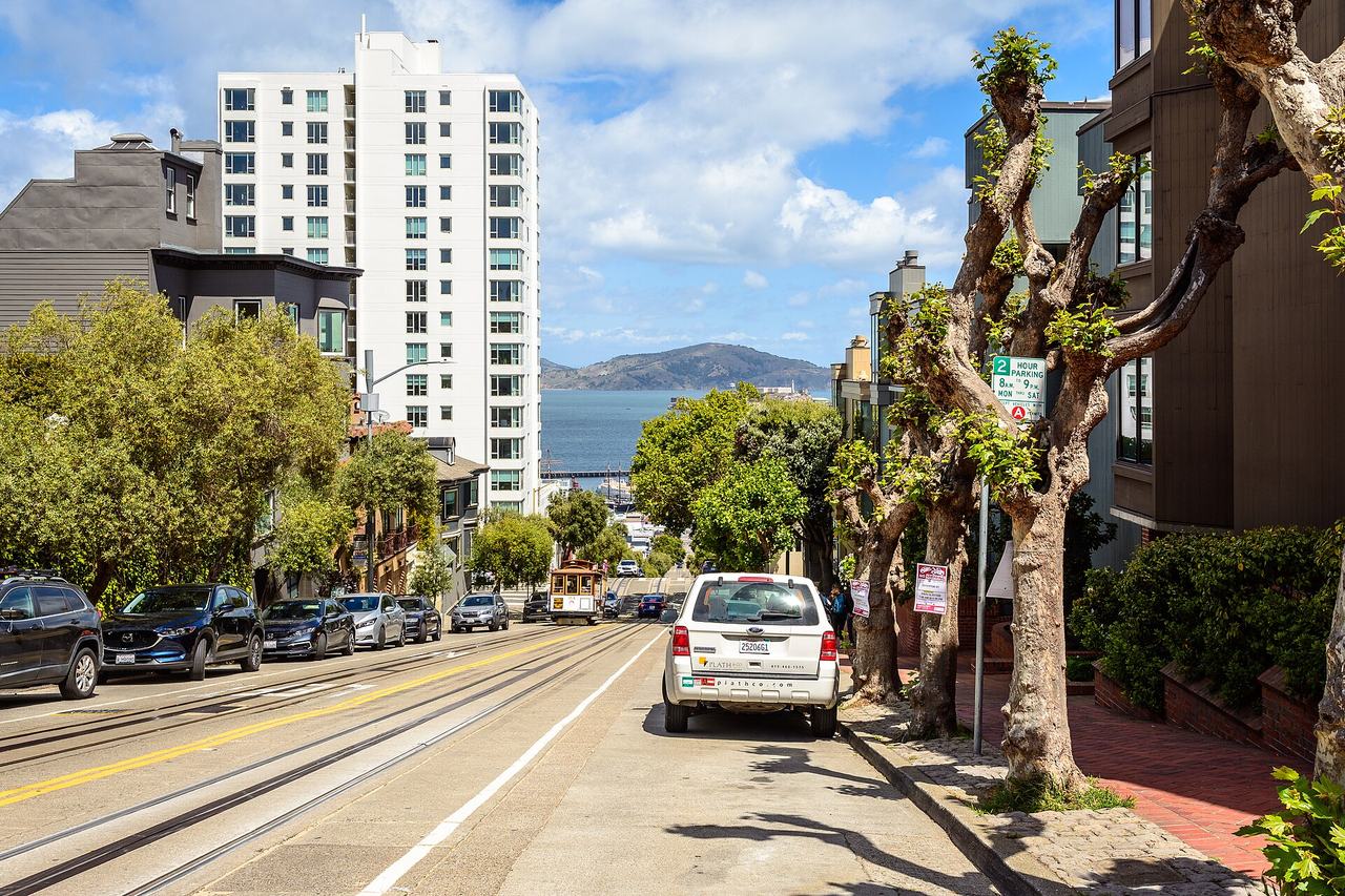 Hyde Street, between Lombard Street and Chestnut Street, in San Francisco, CA